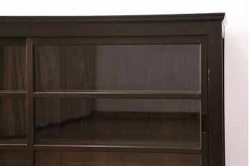 昭和初期の戸棚の見た目を変えずに綺麗にリペア!傷んだ木部の交換。建具はクリアガラスへ入れ替え。黒に近い茶色で着色し仕上げ。(収納棚、飾り棚、サイドボード)