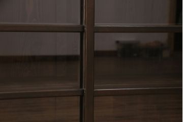 昭和初期の戸棚の見た目を変えずに綺麗にリペア!傷んだ木部の交換。建具はクリアガラスへ入れ替え。黒に近い茶色で着色し仕上げ。(収納棚、飾り棚、サイドボード)