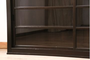 昭和初期の戸棚の見た目を変えずに綺麗にリペア!傷んだ木部の交換。建具はクリアガラスへ入れ替え。黒に近い茶色で着色し仕上げ。(収納棚、飾り棚、サイドボード)