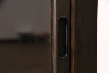 昭和初期の戸棚の見た目を変えずに綺麗にリペア!傷んだ木部の交換。建具はクリアガラスへ入れ替え。黒に近い茶色で着色し仕上げ。(収納棚、飾り棚、サイドボード)