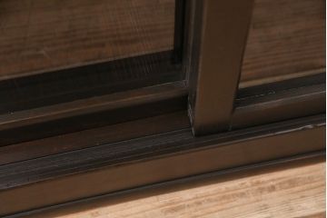 昭和初期の戸棚の見た目を変えずに綺麗にリペア!傷んだ木部の交換。建具はクリアガラスへ入れ替え。黒に近い茶色で着色し仕上げ。(収納棚、飾り棚、サイドボード)