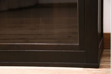 昭和初期の戸棚の見た目を変えずに綺麗にリペア!傷んだ木部の交換。建具はクリアガラスへ入れ替え。黒に近い茶色で着色し仕上げ。(収納棚、飾り棚、サイドボード)