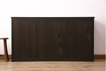 昭和初期の戸棚の見た目を変えずに綺麗にリペア!傷んだ木部の交換。建具はクリアガラスへ入れ替え。黒に近い茶色で着色し仕上げ。(収納棚、飾り棚、サイドボード)