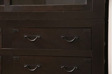 五尺収納箪笥キャビネットをリペア&カスタム!戸板をゆらゆらガラスへ変更。引き手を取り付け。可動式の棚板を設置。濃い茶色で着色し仕上げ。(水屋箪笥、収納棚、戸棚、キャビネット)