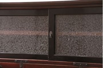 時代箪笥ローボードをリペア&カスタム!建具に結霜ガラスを組み入れ、ネジ式の鍵を取り付け。木製脚を取り付け。(テレビ台、収納棚)