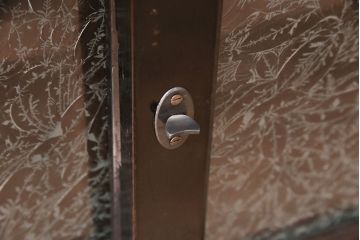 時代箪笥ローボードをリペア&カスタム!建具に結霜ガラスを組み入れ、ネジ式の鍵を取り付け。木製脚を取り付け。(テレビ台、収納棚)