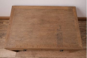 昭和初期の文机の見た目を変えずに綺麗にリペア!ストリップド(剥離)加工済み商品の可動部の調整を行い、クリアワックス仕上げ。(座机、ローテーブル)