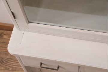 昭和初期の食器棚をリペア&カスタム!可動部の調整。アンティークホワイトのエイジング塗装で仕上げ。(収納棚、カップボード、キャビネット)