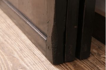 格子帯戸3枚をリペア&カスタム!設置場所に合わせてリサイズ。すりガラスへ入れ替え。濃い茶色で着色し仕上げ。(引き戸、建具)