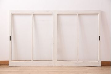 昭和中期のガラス戸2枚をリペア&カスタム!戸車を取り付け。銀モールガラスをクリアガラスへ入れ替え。アンティークホワイトのペイント仕上げ。(引き戸、建具)