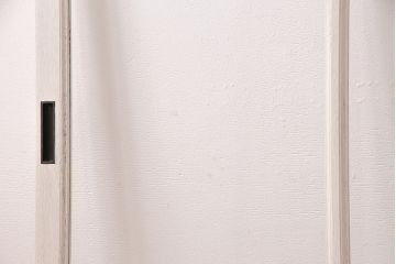 昭和中期のガラス戸2枚をリペア&カスタム!戸車を取り付け。銀モールガラスをクリアガラスへ入れ替え。アンティークホワイトのペイント仕上げ。(引き戸、建具)