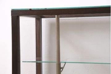 昭和中期のガラスケースをリペア&カスタム!ガラス天板の取り付け。ガラス3面に飛散防止フィルム加工。濃い茶色で着色し仕上げ。(ショーケース、陳列棚)