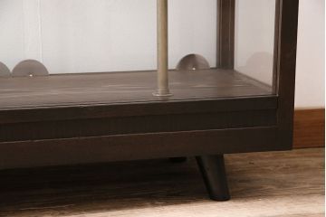 昭和中期のガラスケースをリペア&カスタム!ガラス天板の取り付け。ガラス3面に飛散防止フィルム加工。濃い茶色で着色し仕上げ。(ショーケース、陳列棚)