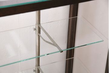 昭和中期のガラスケースをリペア&カスタム!ガラス天板の取り付け。ガラス3面に飛散防止フィルム加工。濃い茶色で着色し仕上げ。(ショーケース、陳列棚)