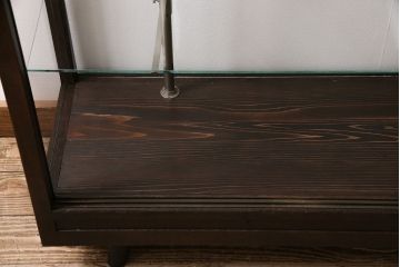 昭和中期のガラスケースをリペア&カスタム!ガラス天板の取り付け。ガラス3面に飛散防止フィルム加工。濃い茶色で着色し仕上げ。(ショーケース、陳列棚)