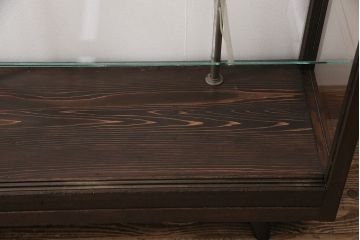 昭和中期のガラスケースをリペア&カスタム!ガラス天板の取り付け。ガラス3面に飛散防止フィルム加工。濃い茶色で着色し仕上げ。(ショーケース、陳列棚)