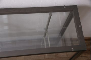 昭和中期のガラスケースをリペア&カスタム!ガラス天板の取り付け。ガラス3面に飛散防止フィルム加工。濃い茶色で着色し仕上げ。(ショーケース、陳列棚)