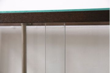昭和中期のガラスケースをリペア&カスタム!ガラス天板の取り付け。ガラス3面に飛散防止フィルム加工。濃い茶色で着色し仕上げ。(ショーケース、陳列棚)