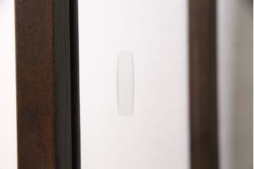 昭和中期のガラスケースをリペア&カスタム!ガラス天板の取り付け。ガラス3面に飛散防止フィルム加工。濃い茶色で着色し仕上げ。(ショーケース、陳列棚)