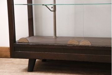 昭和中期のガラスケースをリペア&カスタム!ガラス天板の取り付け。ガラス3面に飛散防止フィルム加工。濃い茶色で着色し仕上げ。(ショーケース、陳列棚)