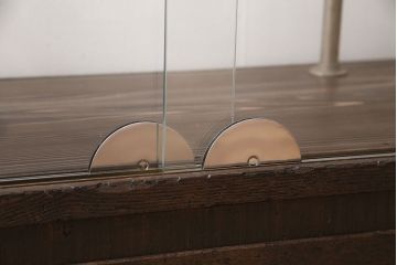 昭和中期のガラスケースをリペア&カスタム!ガラス天板の取り付け。ガラス3面に飛散防止フィルム加工。濃い茶色で着色し仕上げ。(ショーケース、陳列棚)