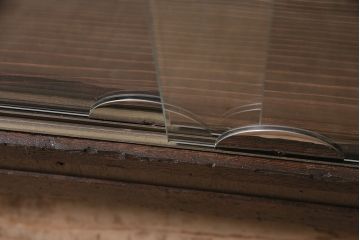 昭和中期のガラスケースをリペア&カスタム!ガラス天板の取り付け。ガラス3面に飛散防止フィルム加工。濃い茶色で着色し仕上げ。(ショーケース、陳列棚)