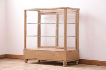 昭和中期のガラスケースの見た目を変えずに綺麗にリペア!欠損した引き出しを新たに製作。1トーン落ち着いた色味に着色し仕上げ。(ショーケース、陳列棚)