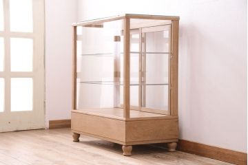 昭和中期のガラスケースの見た目を変えずに綺麗にリペア!欠損した引き出しを新たに製作。1トーン落ち着いた色味に着色し仕上げ。(ショーケース、陳列棚)