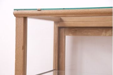 昭和中期のガラスケースの見た目を変えずに綺麗にリペア!欠損した引き出しを新たに製作。1トーン落ち着いた色味に着色し仕上げ。(ショーケース、陳列棚)
