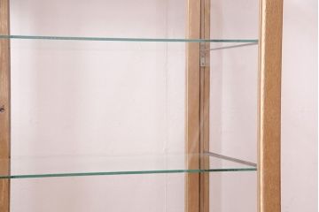 昭和中期のガラスケースの見た目を変えずに綺麗にリペア!欠損した引き出しを新たに製作。1トーン落ち着いた色味に着色し仕上げ。(ショーケース、陳列棚)