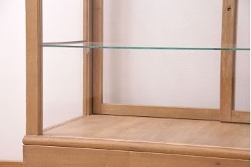 昭和中期のガラスケースの見た目を変えずに綺麗にリペア!欠損した引き出しを新たに製作。1トーン落ち着いた色味に着色し仕上げ。(ショーケース、陳列棚)