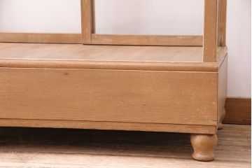 昭和中期のガラスケースの見た目を変えずに綺麗にリペア!欠損した引き出しを新たに製作。1トーン落ち着いた色味に着色し仕上げ。(ショーケース、陳列棚)