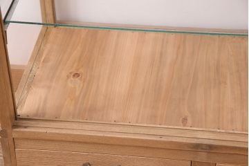 昭和中期のガラスケースの見た目を変えずに綺麗にリペア!欠損した引き出しを新たに製作。1トーン落ち着いた色味に着色し仕上げ。(ショーケース、陳列棚)