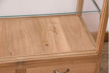 昭和中期のガラスケースの見た目を変えずに綺麗にリペア!欠損した引き出しを新たに製作。1トーン落ち着いた色味に着色し仕上げ。(ショーケース、陳列棚)