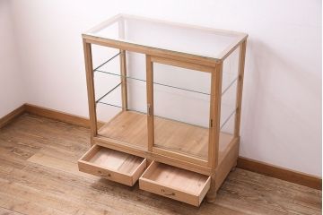 昭和中期のガラスケースの見た目を変えずに綺麗にリペア!欠損した引き出しを新たに製作。1トーン落ち着いた色味に着色し仕上げ。(ショーケース、陳列棚)