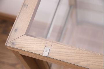 昭和中期のガラスケースの見た目を変えずに綺麗にリペア!欠損した引き出しを新たに製作。1トーン落ち着いた色味に着色し仕上げ。(ショーケース、陳列棚)
