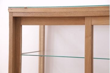 昭和中期のガラスケースの見た目を変えずに綺麗にリペア!欠損した引き出しを新たに製作。1トーン落ち着いた色味に着色し仕上げ。(ショーケース、陳列棚)