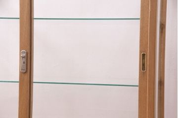 昭和中期のガラスケースの見た目を変えずに綺麗にリペア!欠損した引き出しを新たに製作。1トーン落ち着いた色味に着色し仕上げ。(ショーケース、陳列棚)