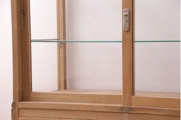 昭和中期のガラスケースの見た目を変えずに綺麗にリペア!欠損した引き出しを新たに製作。1トーン落ち着いた色味に着色し仕上げ。(ショーケース、陳列棚)