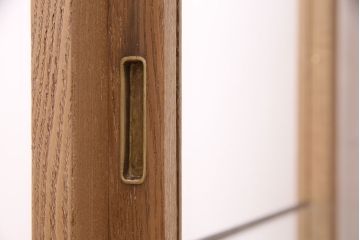 昭和中期のガラスケースの見た目を変えずに綺麗にリペア!欠損した引き出しを新たに製作。1トーン落ち着いた色味に着色し仕上げ。(ショーケース、陳列棚)