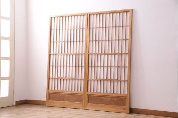昭和中期の障子戸2枚をリペア&カスタム!設置場所に合わせてリサイズ。戸車を取り付け。障子の張り替え。明るい色味に着色し仕上げ。(引き戸、建具)