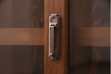 昭和初期の戸棚の見た目を変えずに綺麗にリペア!傷んだ木部の交換。天板、棚板、底板を補強。欠損した金具を取り付け。赤味がかった茶色で着色し仕上げ。(収納棚、飾り棚、サイドボード)