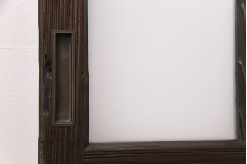 ガラス戸3枚をリペア&カスタム!設置場所に合わせてリサイズ。戸車、引き手を取り付け。すりガラス、花菱模様ガラスを組み入れ。濃い茶色で着色し仕上げ。(引き戸、建具)