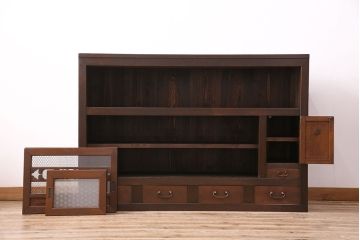 五尺水屋箪笥サイドボードをリペア&カスタム!背面に跳ね上げ式カウンターを取り付け。倹飩式扉を右開き戸へ変更。建具は麻の葉模様ガラス、クリアガラスと金網を組み入れ。2トーンの色味で着色し仕上げ。(収納棚、戸棚、キャビネット、食器棚)