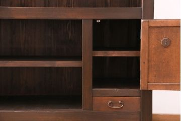 五尺水屋箪笥サイドボードをリペア&カスタム!背面に跳ね上げ式カウンターを取り付け。倹飩式扉を右開き戸へ変更。建具は麻の葉模様ガラス、クリアガラスと金網を組み入れ。2トーンの色味で着色し仕上げ。(収納棚、戸棚、キャビネット、食器棚)