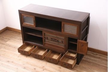五尺水屋箪笥サイドボードをリペア&カスタム!背面に跳ね上げ式カウンターを取り付け。倹飩式扉を右開き戸へ変更。建具は麻の葉模様ガラス、クリアガラスと金網を組み入れ。2トーンの色味で着色し仕上げ。(収納棚、戸棚、キャビネット、食器棚)