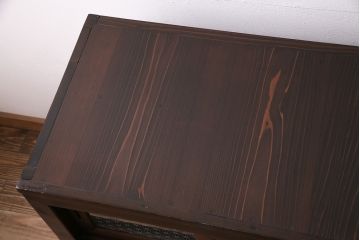 五尺水屋箪笥サイドボードをリペア&カスタム!背面に跳ね上げ式カウンターを取り付け。倹飩式扉を右開き戸へ変更。建具は麻の葉模様ガラス、クリアガラスと金網を組み入れ。2トーンの色味で着色し仕上げ。(収納棚、戸棚、キャビネット、食器棚)