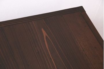 五尺水屋箪笥サイドボードをリペア&カスタム!背面に跳ね上げ式カウンターを取り付け。倹飩式扉を右開き戸へ変更。建具は麻の葉模様ガラス、クリアガラスと金網を組み入れ。2トーンの色味で着色し仕上げ。(収納棚、戸棚、キャビネット、食器棚)