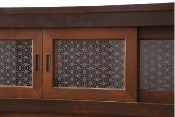 五尺水屋箪笥サイドボードをリペア&カスタム!背面に跳ね上げ式カウンターを取り付け。倹飩式扉を右開き戸へ変更。建具は麻の葉模様ガラス、クリアガラスと金網を組み入れ。2トーンの色味で着色し仕上げ。(収納棚、戸棚、キャビネット、食器棚)
