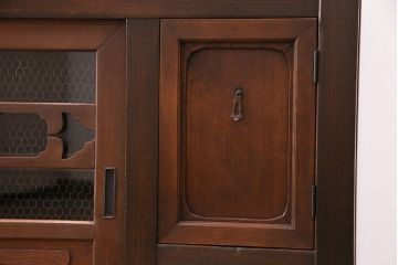 五尺水屋箪笥サイドボードをリペア&カスタム!背面に跳ね上げ式カウンターを取り付け。倹飩式扉を右開き戸へ変更。建具は麻の葉模様ガラス、クリアガラスと金網を組み入れ。2トーンの色味で着色し仕上げ。(収納棚、戸棚、キャビネット、食器棚)